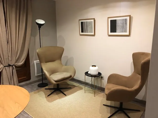 Salle de consultation du cabinet, à Muret : deux fauteuils beiges face à face